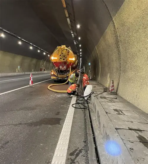 曲麻莱隧道排水渠清淤